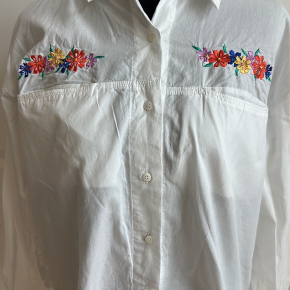 Bugle Boy Classic White Collar Button Down Top with Floral Embroidery - Picture 4 of 8
